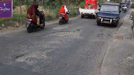 Sudah bertahun-tahun jalan di Depok ini dibiarkan rusak