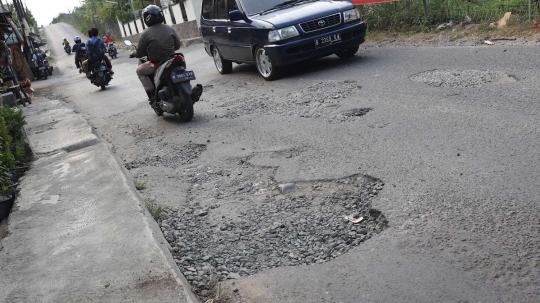 Sudah bertahun-tahun jalan di Depok ini dibiarkan rusak