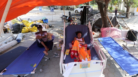 Korban gempa dan tsunami Palu dirawat di halaman RS Undata gunakan tenda seadanya