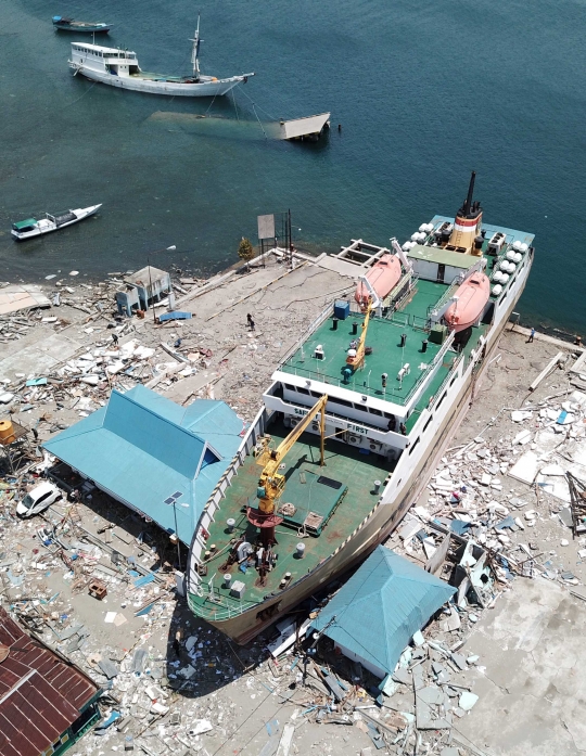 Penampakan kapal KM Nusantara 39 yang terseret Tsunami di Donggala