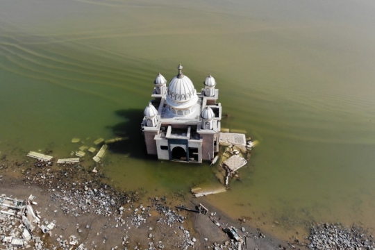 Meratapi kondisi masjid-masjid yang hancur akibat gempa Palu