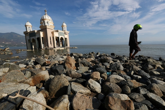 Meratapi kondisi masjid-masjid yang hancur akibat gempa Palu