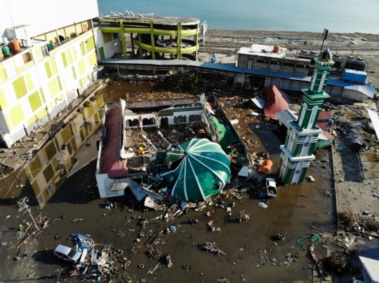 Meratapi kondisi masjid-masjid yang hancur akibat gempa Palu