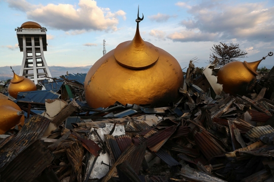 Meratapi kondisi masjid-masjid yang hancur akibat gempa Palu