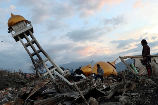 Meratapi kondisi masjid-masjid yang hancur akibat gempa Palu