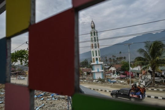 Meratapi kondisi masjid-masjid yang hancur akibat gempa Palu