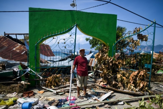 Meratapi kondisi masjid-masjid yang hancur akibat gempa Palu