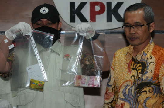 KPK tunjukan barang bukti OTT di Pasuruan