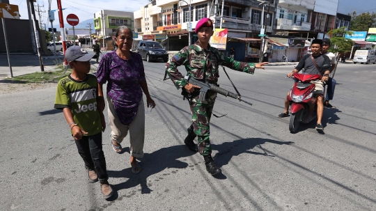 Prajurit Marinir bersenjata jaga Kota Palu pascagempa dan tsunami