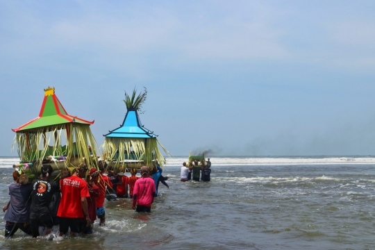 Melarung syukur kepada laut