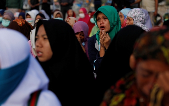 Tangis korban peringati seminggu tsunami Palu di Pantai Talise