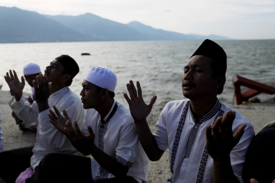 Tangis korban peringati seminggu tsunami Palu di Pantai Talise