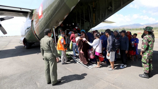 Hercules TNI AU bantu evakuasi warga tinggalkan Palu