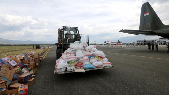 Bantuan asing tiba menggunakan pesawat Hercules di Palu