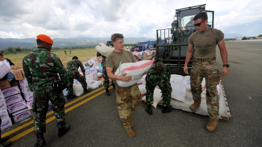 Bantuan asing tiba menggunakan pesawat Hercules di Palu