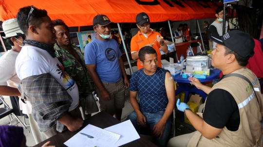 Cegah penyakit, relawan hingga korban gempa Palu divaksin