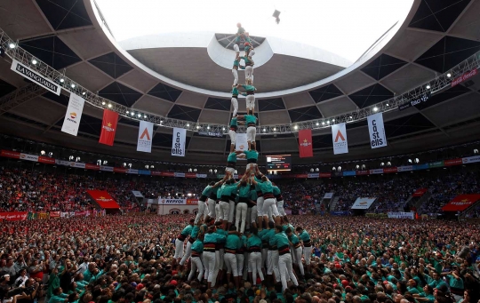 Serunya kompetisi bangun menara manusia di Spanyol
