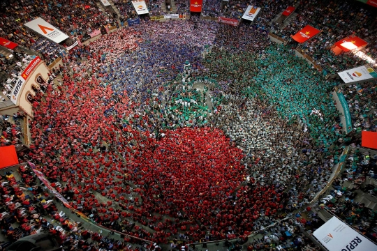 Serunya kompetisi bangun menara manusia di Spanyol