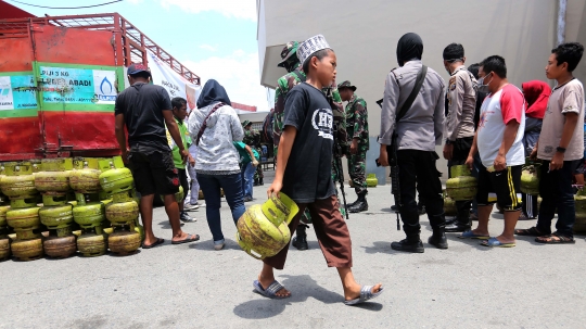 Polisi dan TNI jaga ketat operasi pasar elpiji pascagempa dan tsunami Palu