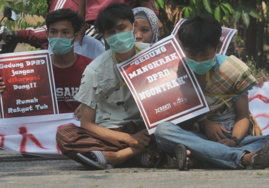 Aksi Sekolah Anti Korupsi geruduk gedung DPRD Tangsel