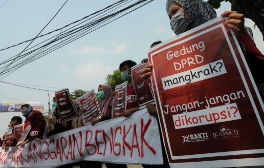 Aksi Sekolah Anti Korupsi geruduk gedung DPRD Tangsel