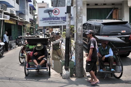 Melihat halte khusus becak di Pejagalan