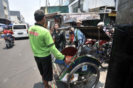 Melihat halte khusus becak di Pejagalan