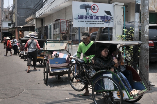 Melihat halte khusus becak di Pejagalan