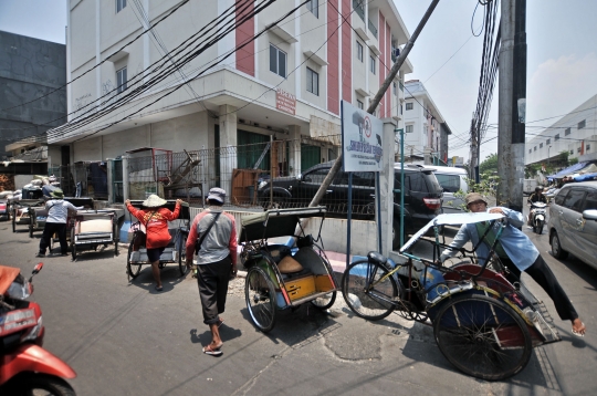 Melihat halte khusus becak di Pejagalan