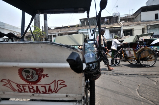 Melihat halte khusus becak di Pejagalan