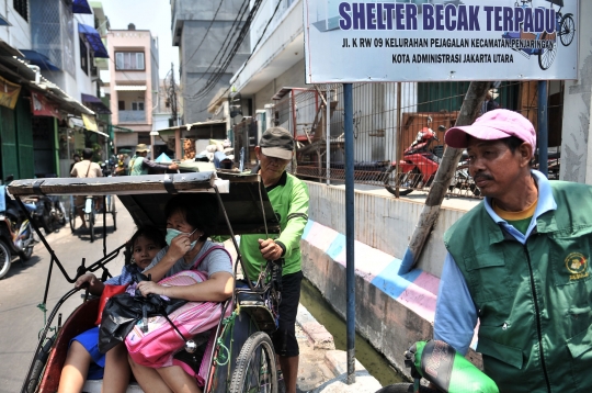 Melihat halte khusus becak di Pejagalan