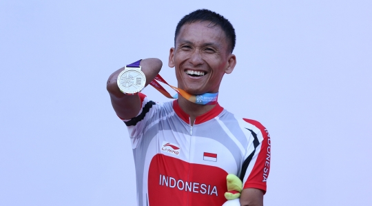 Ekspresi atlet Para Cycling Indonesia saat selebrasi di podium