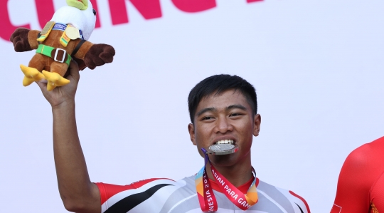 Ekspresi atlet Para Cycling Indonesia saat selebrasi di podium