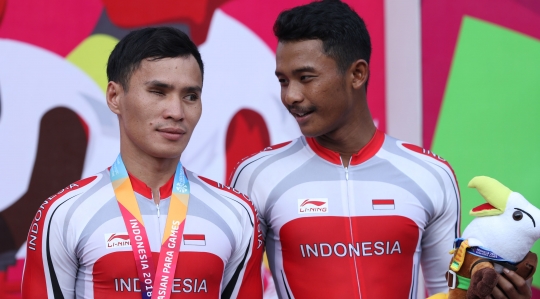 Ekspresi atlet Para Cycling Indonesia saat selebrasi di podium