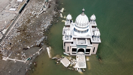 Melihat dari udara Masjid Terapung Arqam Bab Al Rahman usai dihantam tsunami Palu
