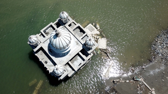 Melihat dari udara Masjid Terapung Arqam Bab Al Rahman usai dihantam tsunami Palu