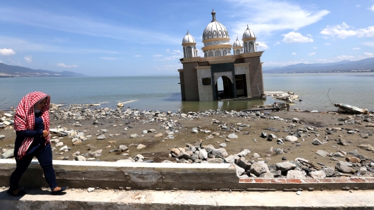 Melihat dari udara Masjid Terapung Arqam Bab Al Rahman usai dihantam tsunami Palu