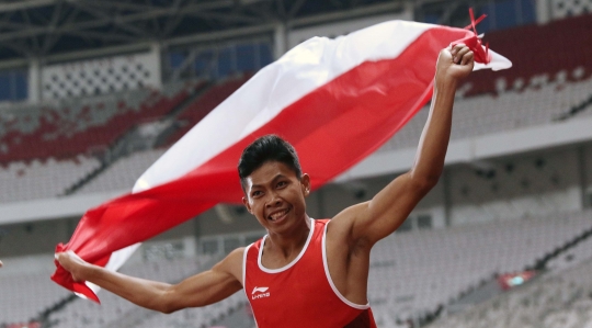 Sujud syukur atlet para atletik Sapto Yogo Purnomo usai tambah koleksi emas