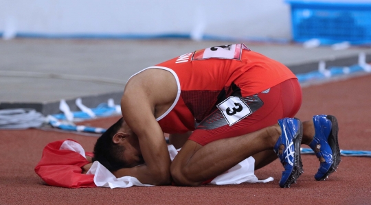 Sujud syukur atlet para atletik Sapto Yogo Purnomo usai tambah koleksi emas