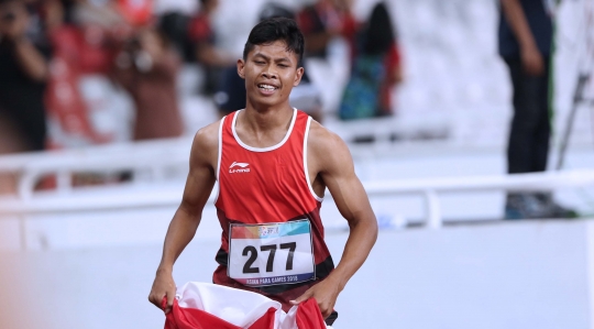 Sujud syukur atlet para atletik Sapto Yogo Purnomo usai tambah koleksi emas