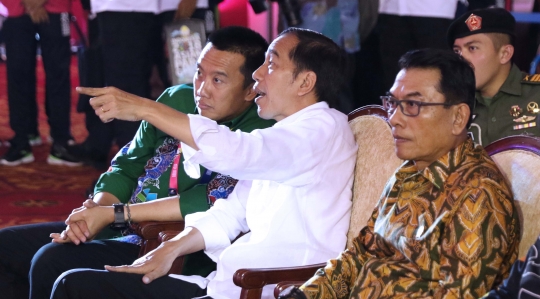 Ekspresi Jokowi saksikan atlet para powerlifting Indonesia beraksi