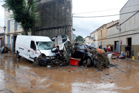Parahnya banjir bandang di Spanyol, mobil-mobil hanyut bergelimpangan