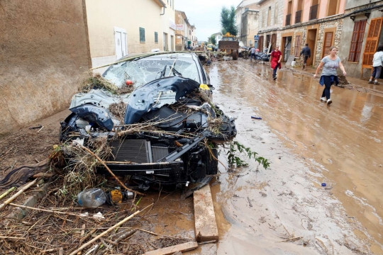 Parahnya banjir bandang di Spanyol, mobil-mobil hanyut bergelimpangan