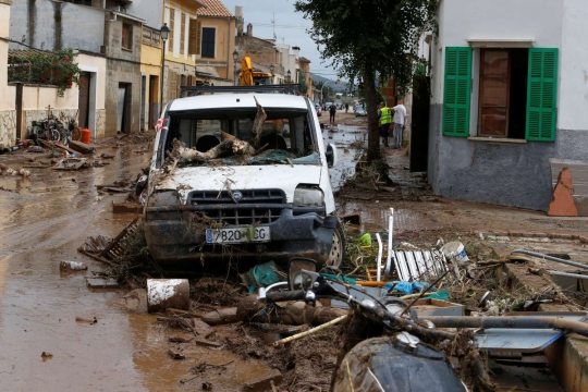Parahnya banjir bandang di Spanyol, mobil-mobil hanyut bergelimpangan