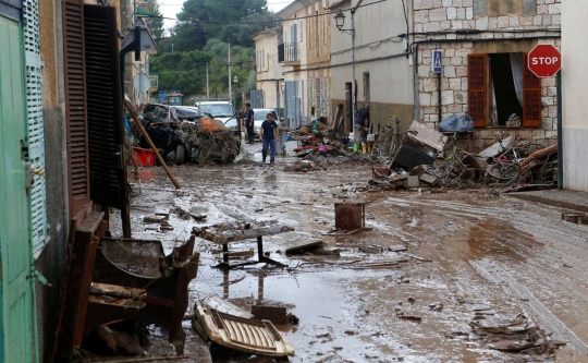 Parahnya banjir bandang di Spanyol, mobil-mobil hanyut bergelimpangan