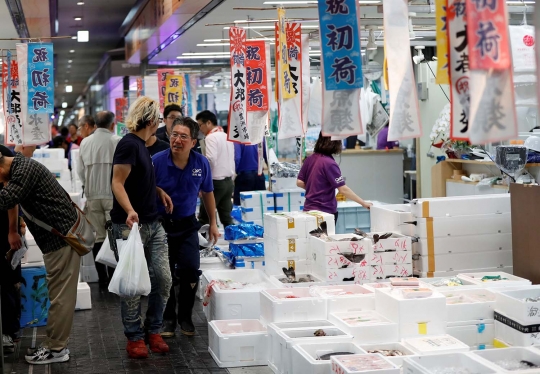 Melihat aktivitas hari pertama pembukaan pasar ikan Toyosu