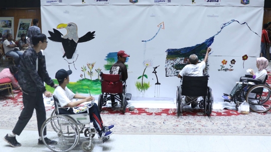 Penyandang disabilitas unjuk kebolehan melukis di Balai Kota