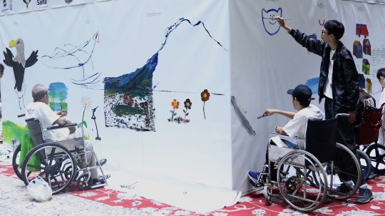 Penyandang disabilitas unjuk kebolehan melukis di Balai Kota