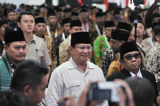 Keakraban Prabowo saat hadiri Rakernas LDII