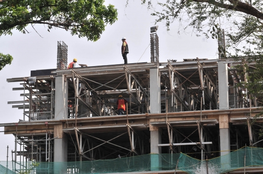 Memantau progres pembangunan Rusun DP 0 Rupiah Klapa Village